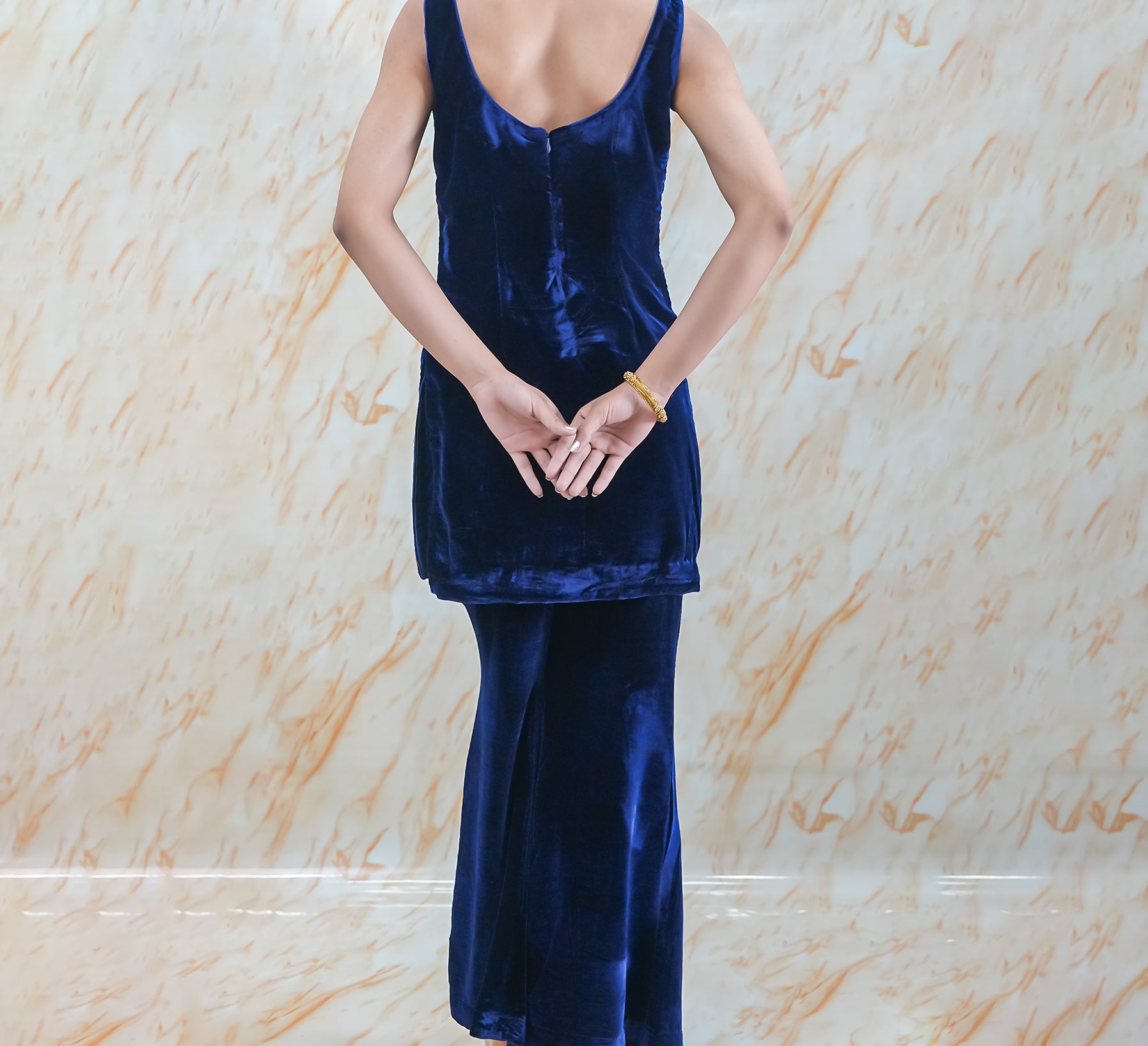 Neeli Makhmal Libas